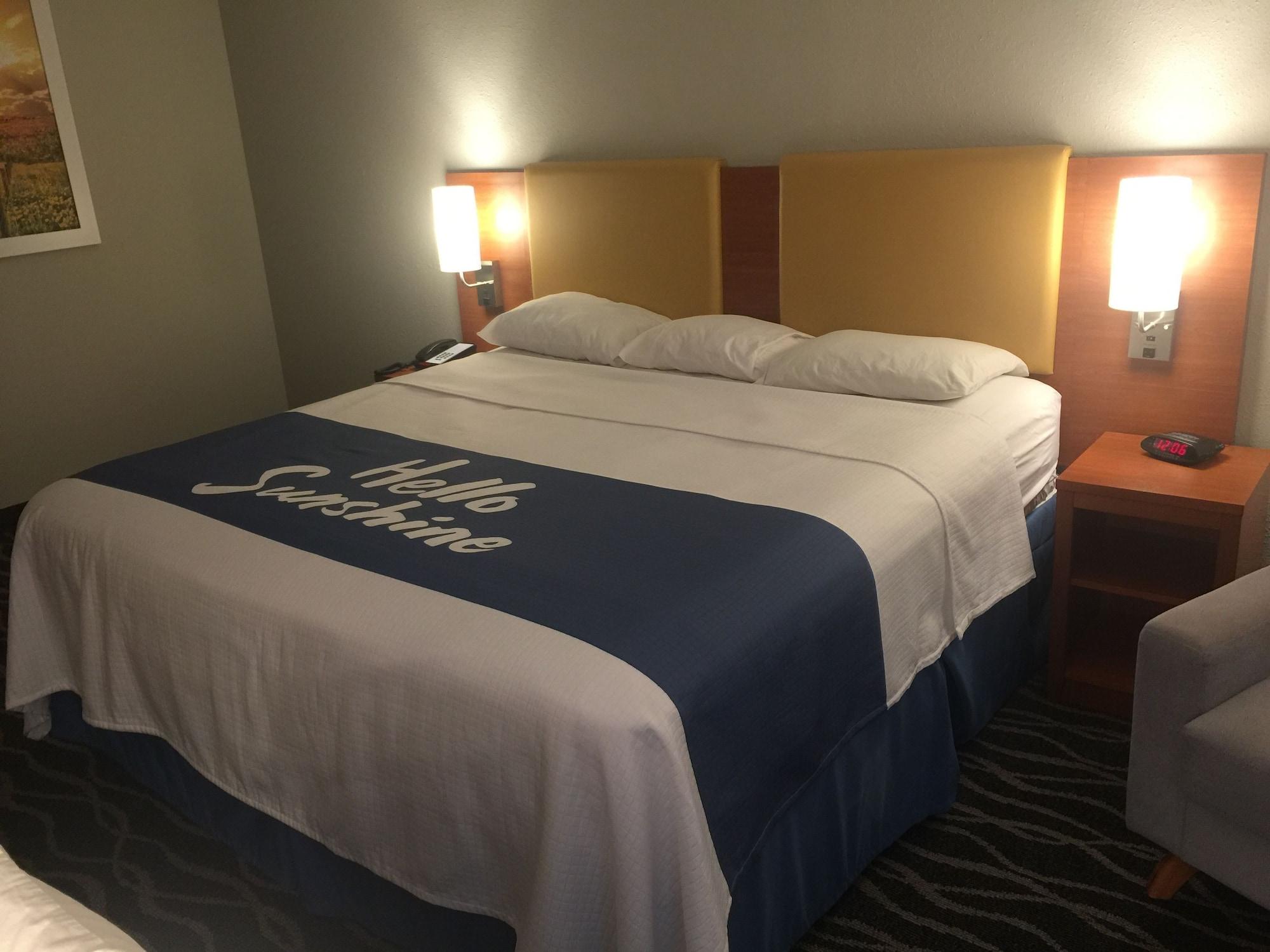 Days Inn & Suites By Wyndham Cincinnati North Springdale Extérieur photo