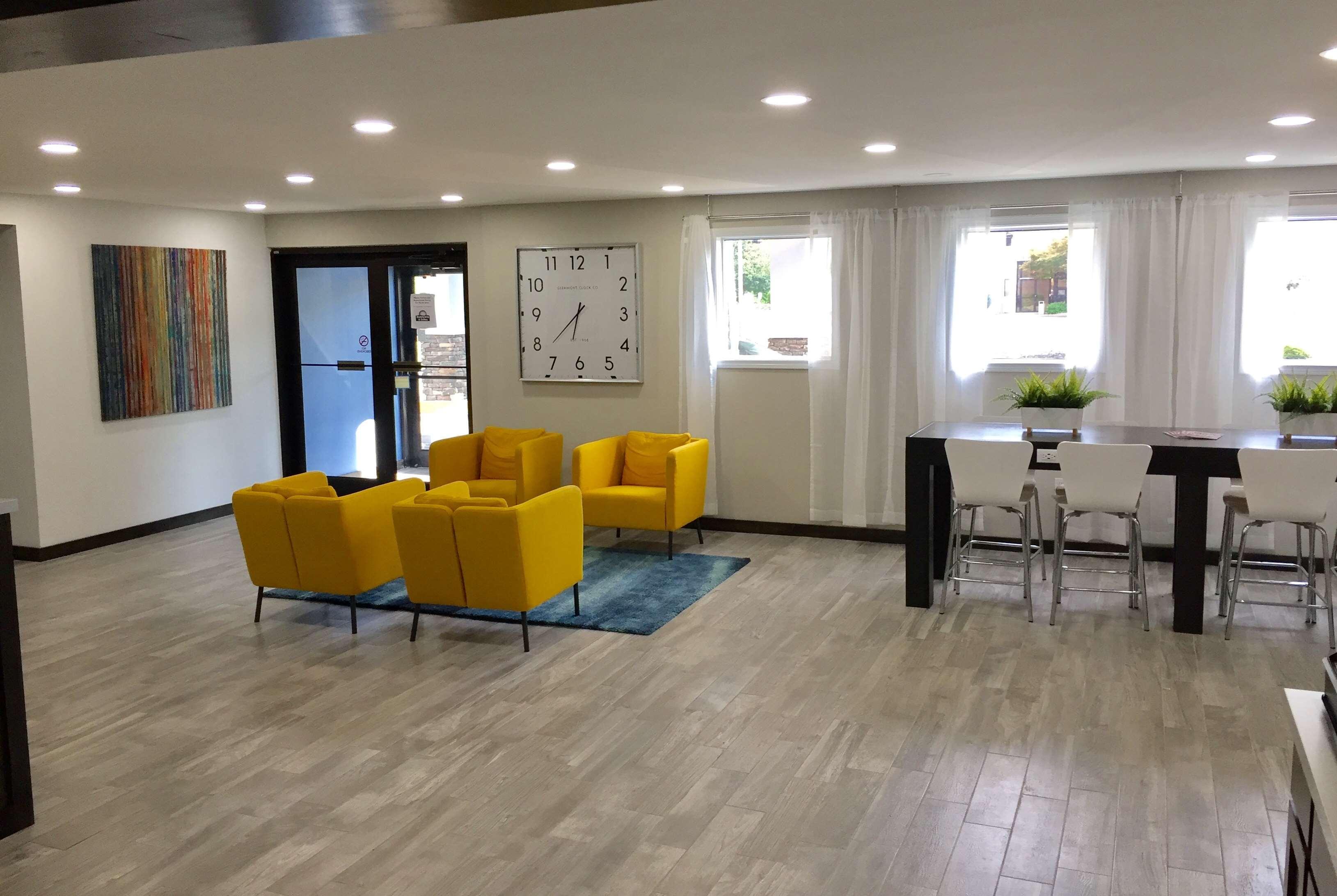 Days Inn & Suites By Wyndham Cincinnati North Springdale Extérieur photo
