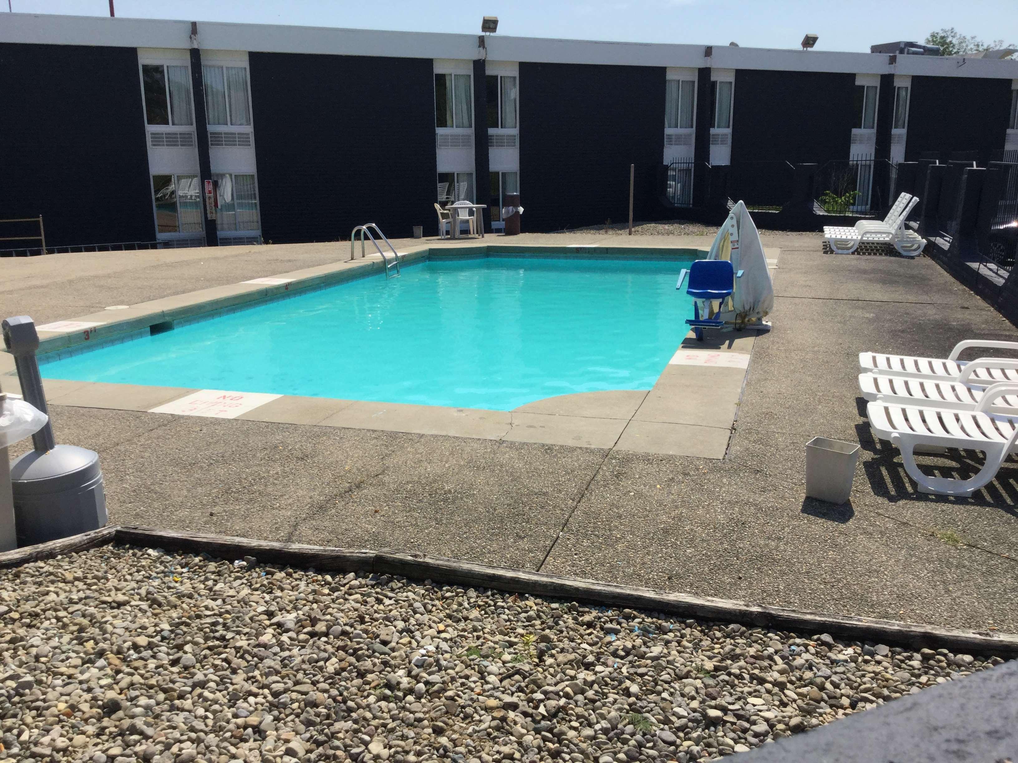 Days Inn & Suites By Wyndham Cincinnati North Springdale Extérieur photo