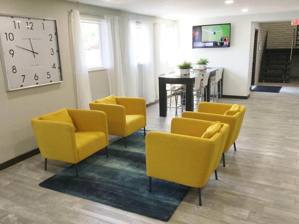 Days Inn & Suites By Wyndham Cincinnati North Springdale Extérieur photo