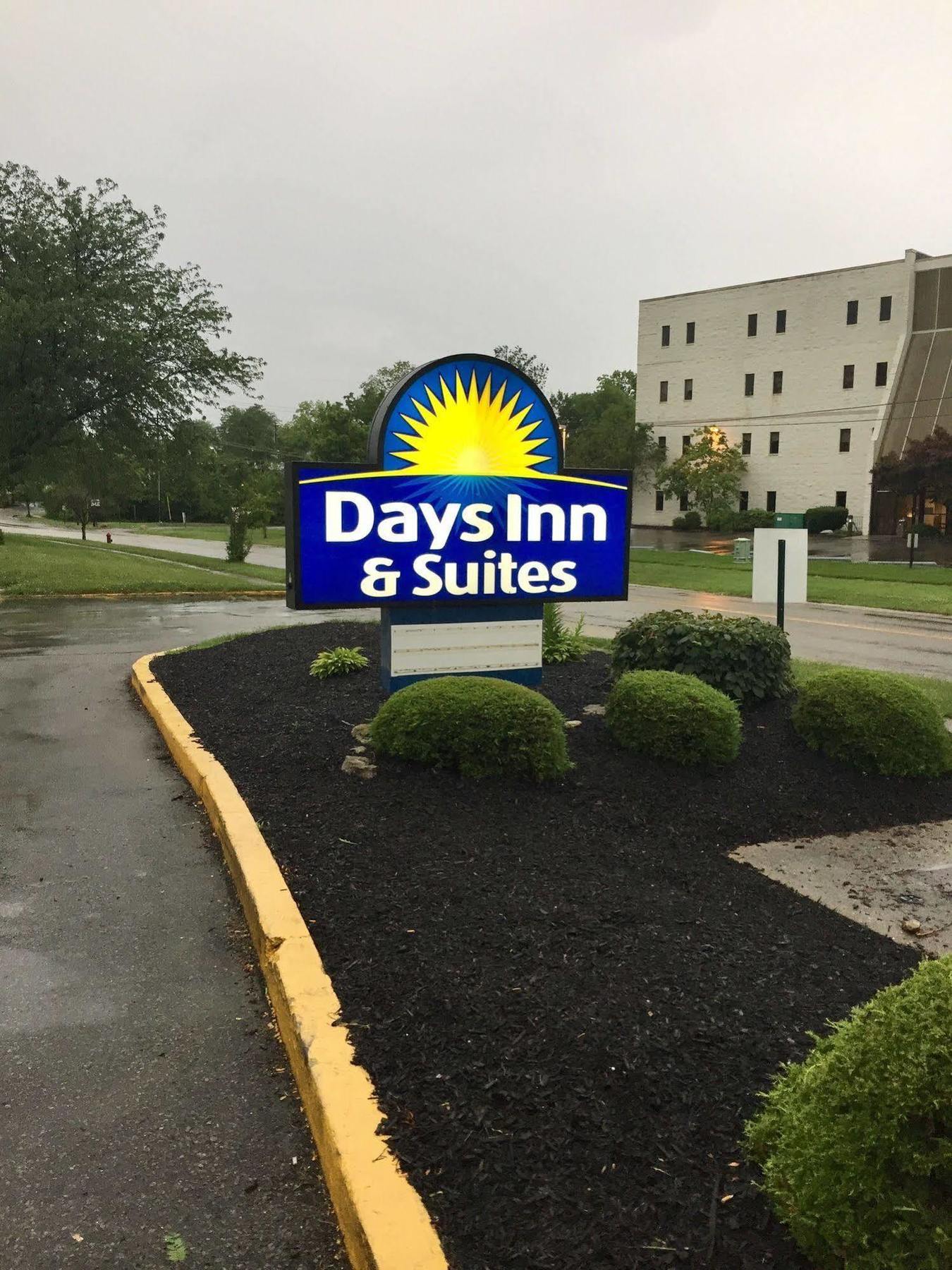 Days Inn & Suites By Wyndham Cincinnati North Springdale Extérieur photo