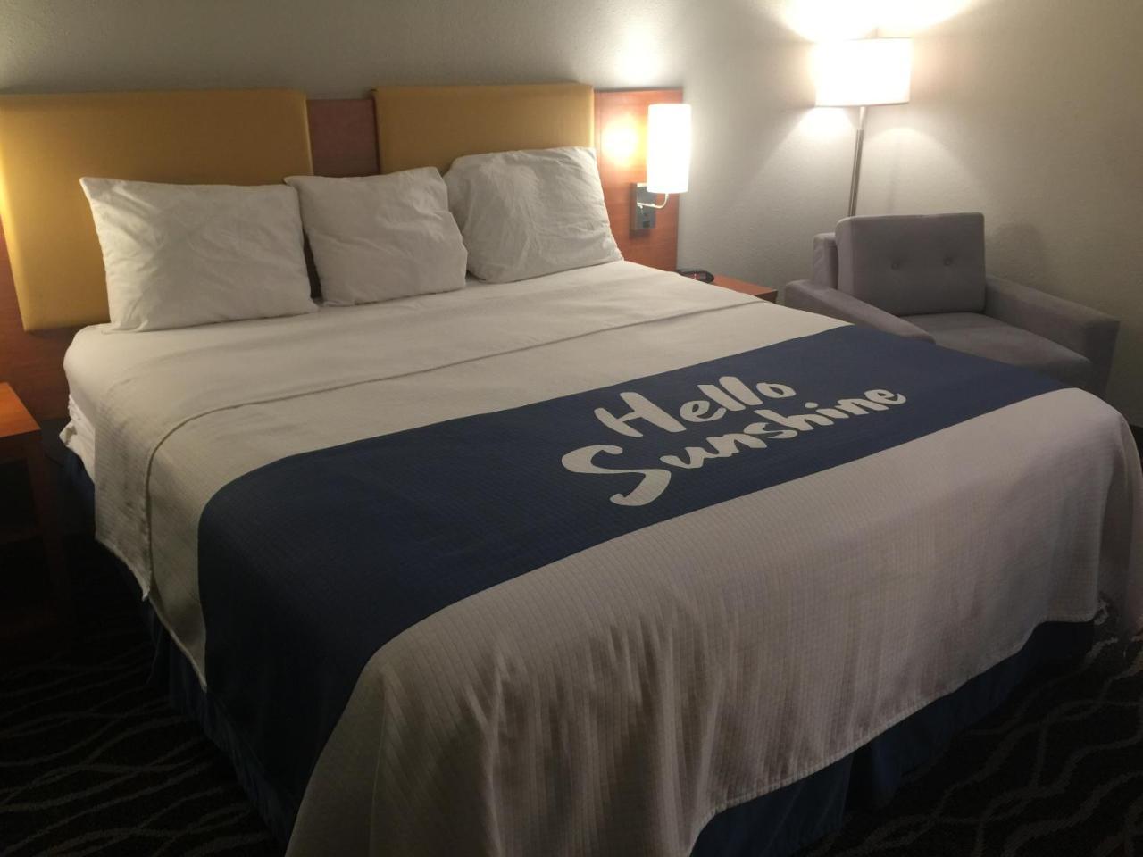 Days Inn & Suites By Wyndham Cincinnati North Springdale Extérieur photo