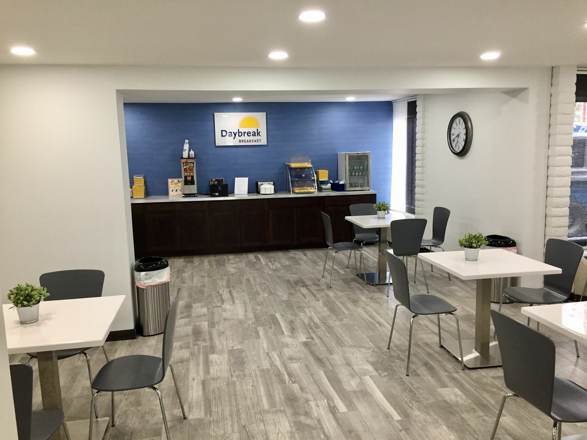 Days Inn & Suites By Wyndham Cincinnati North Springdale Extérieur photo